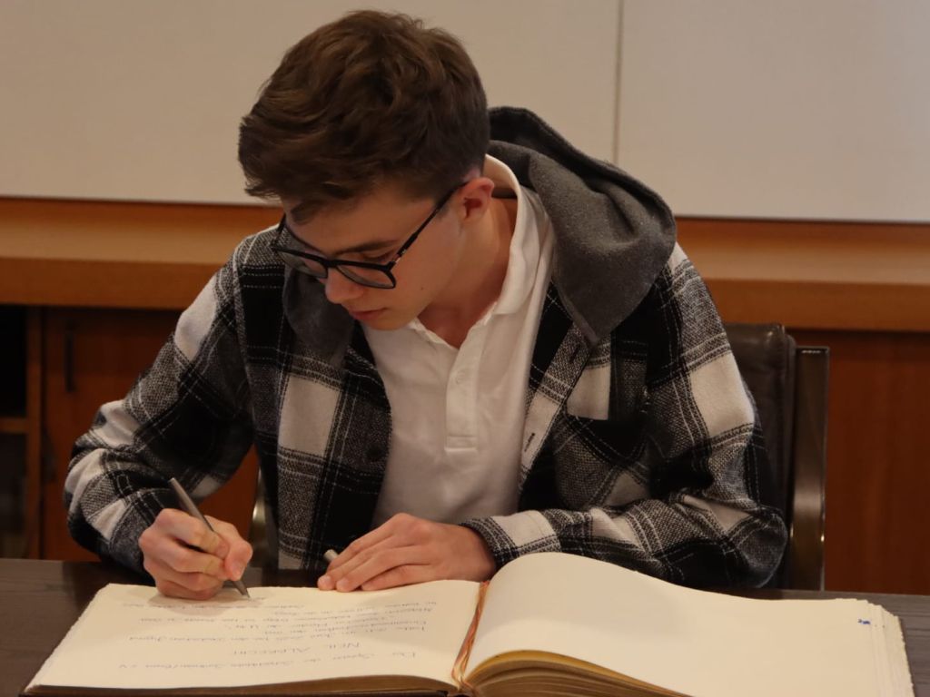 Neil trägt sich ins Goldene Buch ein